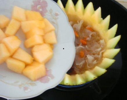 哈密瓜蒸着吃的好处,哈密瓜蒸食新体验，益处多多