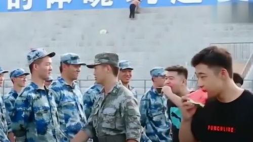 军训吃瓜的学长,学长揭秘军训那些事儿