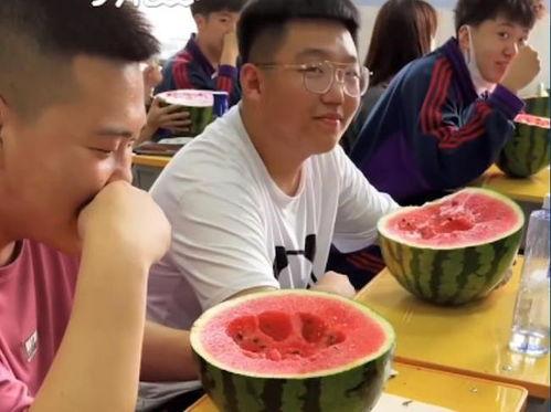 老师会吃瓜嘛,老师也会“吃瓜”？揭秘教师圈里的趣味生活