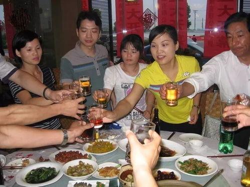 陪老妈散步吃瓜,母女共赏瓜果香