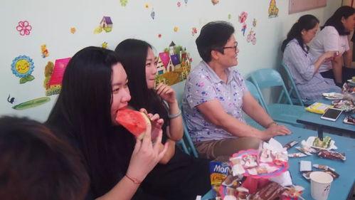 蒙眼吃瓜亲子游戏,趣味吃瓜游戏欢乐多