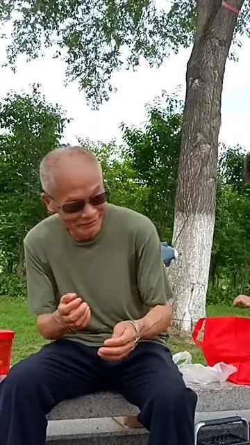 乘凉大爷吃瓜,乘凉大爷的夏日瓜香时光