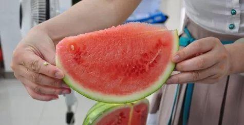 西瓜老人吃瓜,品味人生，尽享瓜香时光