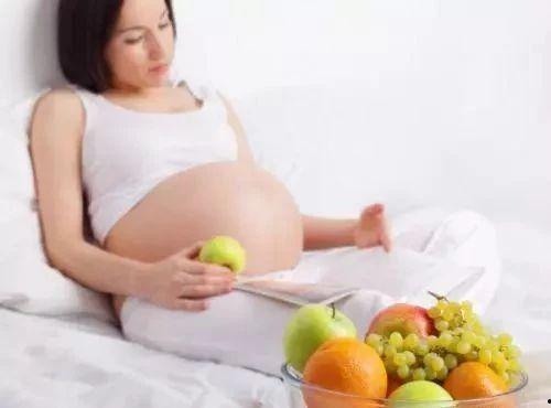 小孩多人吃瓜,众童共享瓜果乐