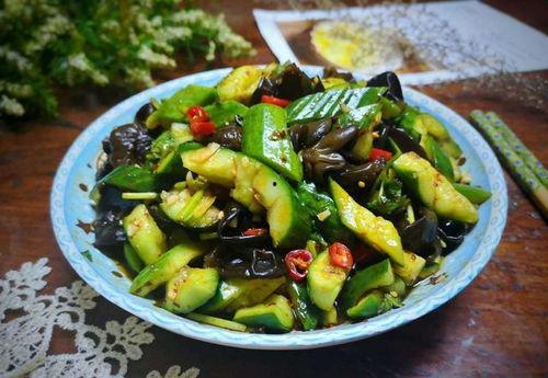 吃小乳瓜吃多了,小乳瓜过量食用背后的健康警示