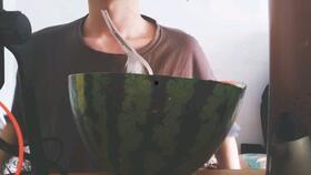 小伙吃冰瓜视频,小伙狂吃冰瓜，清凉一夏尽享美味