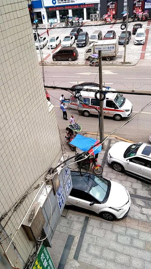 开车吃瓜车祸,开车吃瓜引发的车祸警示录