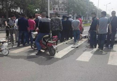 开车吃瓜车祸,开车吃瓜引发的车祸警示录