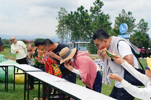 露营地吃瓜大赛,露营地瓜果飘香，吃瓜大赛欢乐无限
